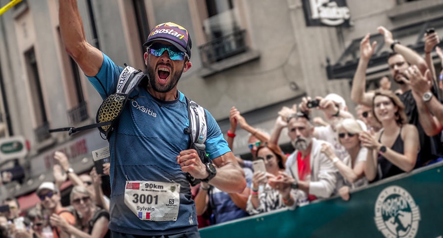 Hardloper komt over de finish in marathon
