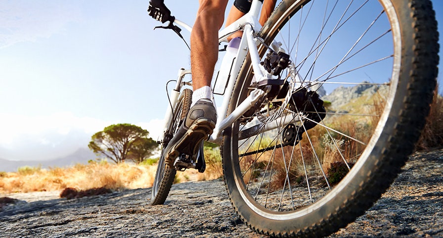 Mountainbiker op een open vlakte