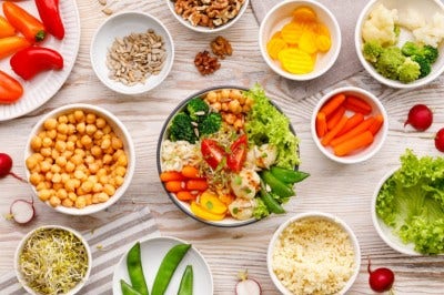 Tafel vol gezonde voeding op gekleurde borden