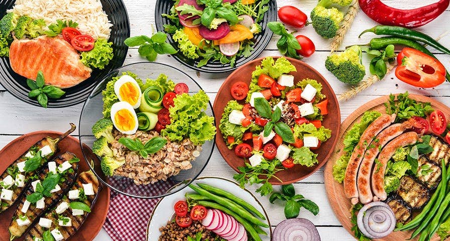 Tafel vol gezonde voeding op gekleurde borden